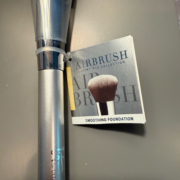 IT Cosmetics Smoothing Foundation Brush New - Picture 1 of 3